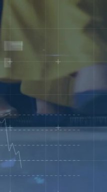 Çeşitli iş adamlarının bacakları üzerinde finansal verilerin ve grafiklerin animasyonu. küresel iş, finans, ekonomi ve teknoloji konsepti dijital olarak oluşturulmuş video.