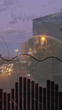 Yol tabelası ve şehir manzarası üzerinde finansal veri işleme animasyonu. küresel finans, iş ve dijital arayüz kavramı dijital olarak oluşturulmuş video.