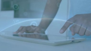 Tablet kullanılarak, eller ekranda dijital arayüzle etkileşime giriyor. Teknoloji, dokunmatik ekran, etkileşimli, yenilik, aygıt, bağlantı