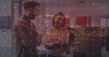 Ofiste, meslektaşlar veri analizini grafik kaplamasının animasyonuyla tartışıyor. İş, takım çalışması, işbirliği, analitik, istatistik, teknoloji