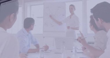 İş toplantısı ağ verileri ve kod işleme animasyonuyla örtüşüyor. ağ, teknoloji, dijital, takım çalışması, işbirliği, yazılım