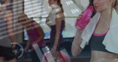 Spor salonundaki gülümseyen kadın. Finansal verileri ve grafik animasyonlarıyla. Fitness, technology, analytics, digital, lifestyle, training