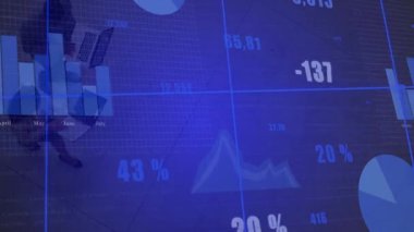 Finansal veri tablolarıyla işbirliği, ofis toplantılarında analiz yapan iş adamları. Finans, analitik, takım çalışması, strateji, şirket, konferans