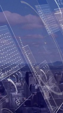 Şehir manzarası üzerinde veri işleme animasyonu. küresel iş, finans, bağlantılar ve dijital arayüz konsepti dijital olarak oluşturulmuş video.