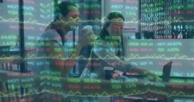 Okulda, profesyoneller ofiste işbirliği yaparken finansal veri tablolarını kapsayan animasyon. İş, takım çalışması, teknoloji, veri analizi, finans, işbirliği