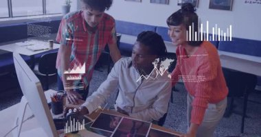 Veri analizi animasyon örtüşmesi ile proje üzerinde çalışan çeşitli takımlar. Takım çalışması, yenilik, işbirliği, veri analizi, beyin fırtınası, teknoloji