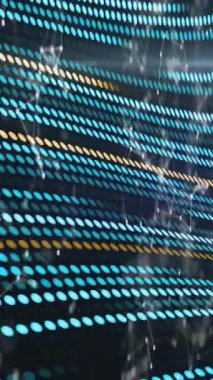 Siyah arkaplanda yeşil ve sarı çizgilerle olan bağlantıların animasyonu. renk, hareket, bağlantılar ve dijital arayüz konsepti dijital olarak oluşturulmuş video.