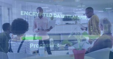 Modern ofiste işbirliği yapan çeşitli takımlar üzerine şifreli veri aktarımı animasyonu. Takım çalışması, dijital, ağ, siber güvenlik, işbirliği, teknoloji