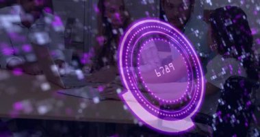 Ofis toplantısında farklı takımların işbirliği yapması üzerine mor dijital arayüz animasyonu. Teknoloji, takım çalışması, işbirliği, yenilik, beyin fırtınası, fütüristik