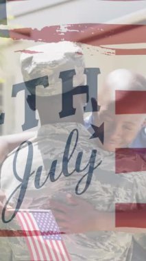 Afro-Amerikan askeri ve oğlu üzerine 4 Temmuz metni ve bayrağının animasyonu. Vatanseverlik ve kutlama konsepti dijital olarak oluşturulmuş video.