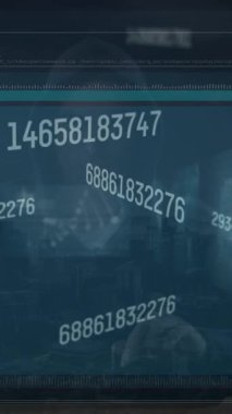 Kafkasyalı erkek hacker üzerinde veri işleme animasyonu. küresel teknoloji ve veri işleme kavramı dijital olarak oluşturulmuş video.