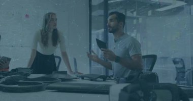 Ofiste, çeşitli takımlar dijital ağ animasyonu ile teknolojiyi tartışıyor. Takım çalışması, işbirliği, yenilik, beyin fırtınası, iş dünyası, tartışma