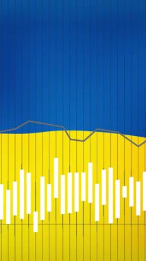 Ukrayna bayrağı üzerinde veri işleme animasyonu. Ukrayna krizi ve uluslararası politika kavramı dijital olarak oluşturuldu.