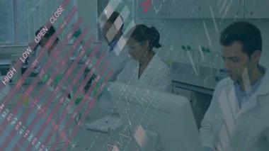 Laboratuvarda, bilim adamları yüzdeleri gösteren verileri animasyon örtüsüyle analiz ediyorlar. Araştırma, bilim, veri analizi, teknoloji, yenilik, takım çalışması