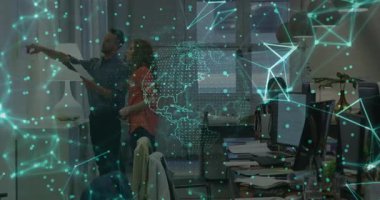 Dijital ağ animasyonu ile ilgili belgeleri tartışan iki meslektaş. İşbirliği, takım çalışması, iş, teknoloji, şirket, iletişim