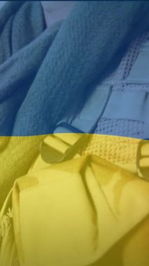 Kafkasyalı silahlı erkek asker üzerinde Ukrayna bayrağının canlandırılması. Ukrayna krizi ve uluslararası politika kavramı dijital olarak oluşturuldu.