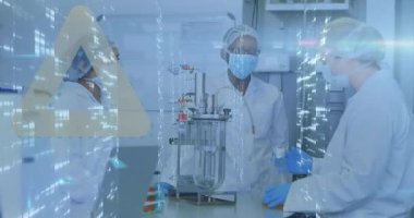 Laboratuvarda dijital animasyon kullanan laboratuvar önlüklü bilim adamları. Bilim, teknoloji, yenilik, analiz, deney, takım çalışması