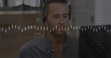 Bilgisayarda çalışan kulaklık takan bir adam, ölçü cetveli ile animasyonu örtüyor. Teknoloji, yenilik, analiz, dijital, veri