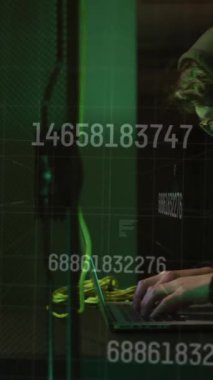 Sunucu odasındaki Asyalı erkek hackerın veri işleme animasyonu. küresel teknoloji ve dijital arayüz kavramı dijital olarak oluşturulmuş video.