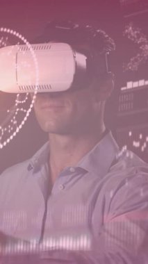 VR kulaklıklı beyaz adamın veri işleme animasyonu. küresel teknoloji ve dijital arayüz kavramı dijital olarak oluşturulmuş video.