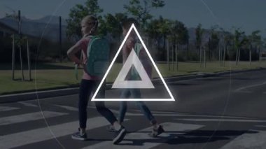 Sırt çantalarıyla karşıdan karşıya geçen çocuklar okul animasyonuyla örtülü. Eğitim, yayalar, öğrenim