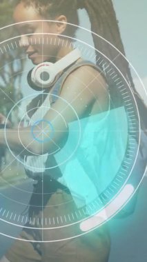 Neon yuvarlak tarayıcı Afro-Amerikan kadın portresine karşı sokakta akıllı bakışlarını kullanıyor. teknoloji kavramı