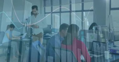 Ofiste, animasyonda finansal veriler ve grafiklerle çalışan çeşitli profesyoneller var. Takım çalışması, finans, veri analizi, çeşitlilik, işbirliği, iş