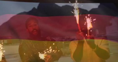 Havai fişeklerle kutlama, neşeli animasyonlarla Alman bayrağı taşıyan insanlar. Kutlama, vatanseverlik, festival, milliyet, gelenek, kalabalık