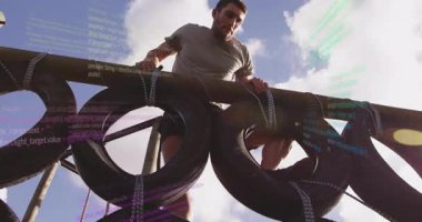 Engelli parkura tırmanıyor, arka planda programlama kodu animasyonu olan bir adam. Teknoloji, kodlama, meydan okuma, fitness, dijital