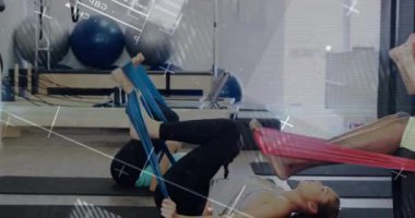 Direnç bantlarıyla egzersiz, geometrik şekilleri ve çizgileri olan insanlar örtüşüyor. Fitness, egzersiz, egzersiz, sağlıklı yaşam tarzı, güç