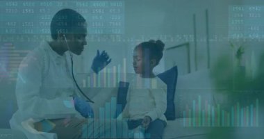 Çocuğu steteskopla inceleyen bir doktor. Finansal veri işleme animasyonu. Çocuk doktoru, sağlık hizmetleri, teknoloji, teşhis, yenilik, finans