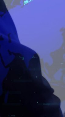 İş adamlarının el sıkışması üzerine finansal veri işleme animasyonu. küresel bağlantılar, iş dünyası, dijital arayüz, teknoloji ve ağ konsepti dijital olarak oluşturulmuş video.