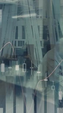 Yoğun şehir üzerinde finansal veri işleme animasyonu. iş, dijital arayüz ve veri işleme konsepti dijital olarak oluşturulmuş video.