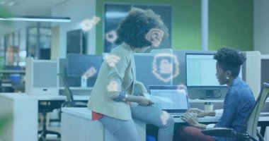 Ofiste işbirliği yapan, dijital güvenlik animasyonu olan iki kadın sahne hazırlıyor. İş, takım çalışması, siber güvenlik, teknoloji, işbirliği, ağ oluşturma