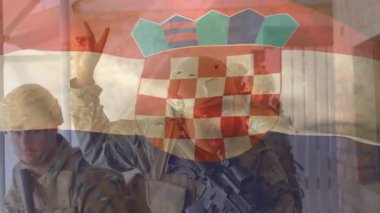 Hırvat bayrağı üstüste dikilmiş, taktik teçhizatlı askerler açık havada yan yana duruyorlar. Askeri, silahlı kuvvetler, takım çalışması, vatanseverlik, ulusal gurur, birlik