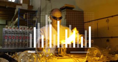 Laboratuvardaki bilim adamı alevler ve veri grafiği ile deney yapıyor. Araştırma, laboratuvar, yenilik, analiz, kimya, deney