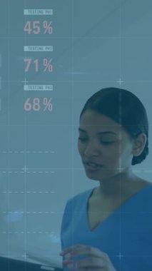 Muayene sırasında çeşitli kadın ve erkek doktorlarla ilgili grafik ve verilerin animasyonu. tıp, sağlık, ekonomi ve teknoloji kavramı. ,.