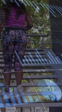 Mali grafiklerin ve üst kata koşan Afrikalı Amerikalı kadın hakkındaki verilerin animasyonu. küresel finans, ekonomi ve teknoloji konsepti dijital olarak oluşturulmuş video.