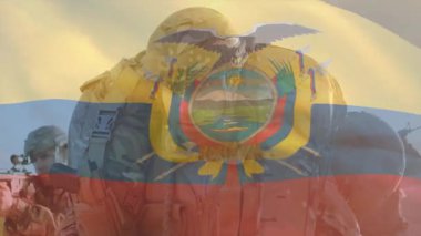 Askeri üniformalı Ekvador askerleri bayrak animasyonlarıyla görevdeler. Vatanseverlik, savunma, savaş, operasyon