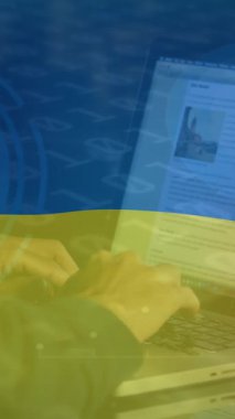 Ukrayna bayrağı üzerinde beyaz erkek hacker 'ın el animasyonu. Ukrayna krizi, siber savaş ve dijital olarak üretilen uluslararası politika kavramı.