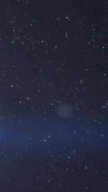 Işığın ve arka plandaki yıldızların üzerinde hareket eden parlayan mavi ışığın animasyonu. uzay, galaksi, ışık ve hareket konsepti dijital olarak oluşturulmuş video.