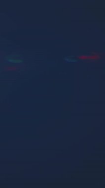 Mavi arkaplandaki ışık noktalarının canlandırması. küresel iş ve dijital arayüz kavramı dijital olarak oluşturulmuş video.