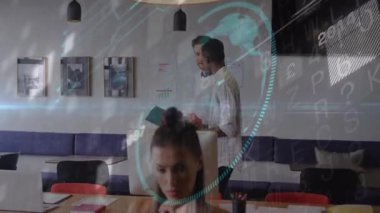 Dijital veri animasyonu ile ofiste belgeleri inceleyen iki kişi. İş, takım çalışması, işbirliği, analitik, teknoloji, strateji