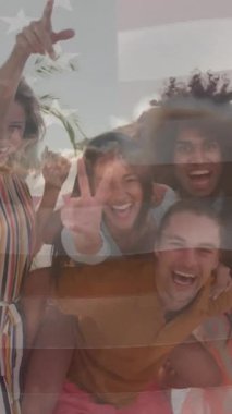 Amerika Birleşik Devletleri bayrağının sahildeki çeşitli mutlu arkadaşlara karşı animasyonu. Amerikan vatanseverliği ve bağımsızlık kavramı dijital olarak oluşturulmuş video.