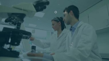 Laboratuvar mikroskobu ve devre kartı deseninde dijital kilit animasyonu. Teknoloji, yenilik, güvenlik, araştırma, elektronik, bilim