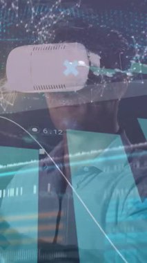 VR kulaklıklı beyaz adamın veri işleme animasyonu. küresel teknoloji ve dijital arayüz kavramı dijital olarak oluşturulmuş video.