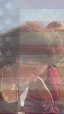 Amerika Birleşik Devletleri bayrağının sahildeki çeşitli mutlu arkadaşlara karşı animasyonu. Amerikan vatanseverliği ve bağımsızlık kavramı dijital olarak oluşturulmuş video.