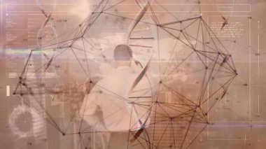 Ofisteki verileri analiz etmek, DNA ipliğini ve ağ animasyonunu inceleyen kişi. Biyoteknoloji, analiz, genetik, yenilik, teknoloji, araştırma