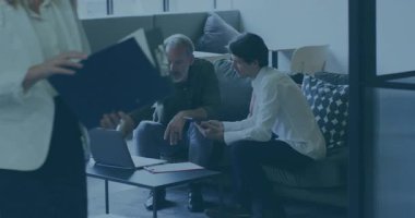 Ofiste, kodlu bilgisayarlar üzerinde çalışan insanlar animasyon görüntülendi. Teknoloji, yazılım, programlama, kodlama, geliştirme, dijital