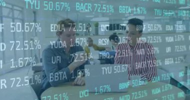 Ofisteki iş adamları, borsa verileri ile animasyonu örtüşüyor. İşbirliği, finans, analiz, şirket, takım çalışması, teknoloji